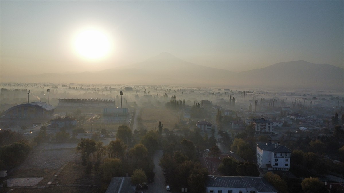 Aras Dağları ile Ağrı Dağı eteklerindeki ovada kurulu bulunan Iğdır'da, rüzgar sirkülasyonun...