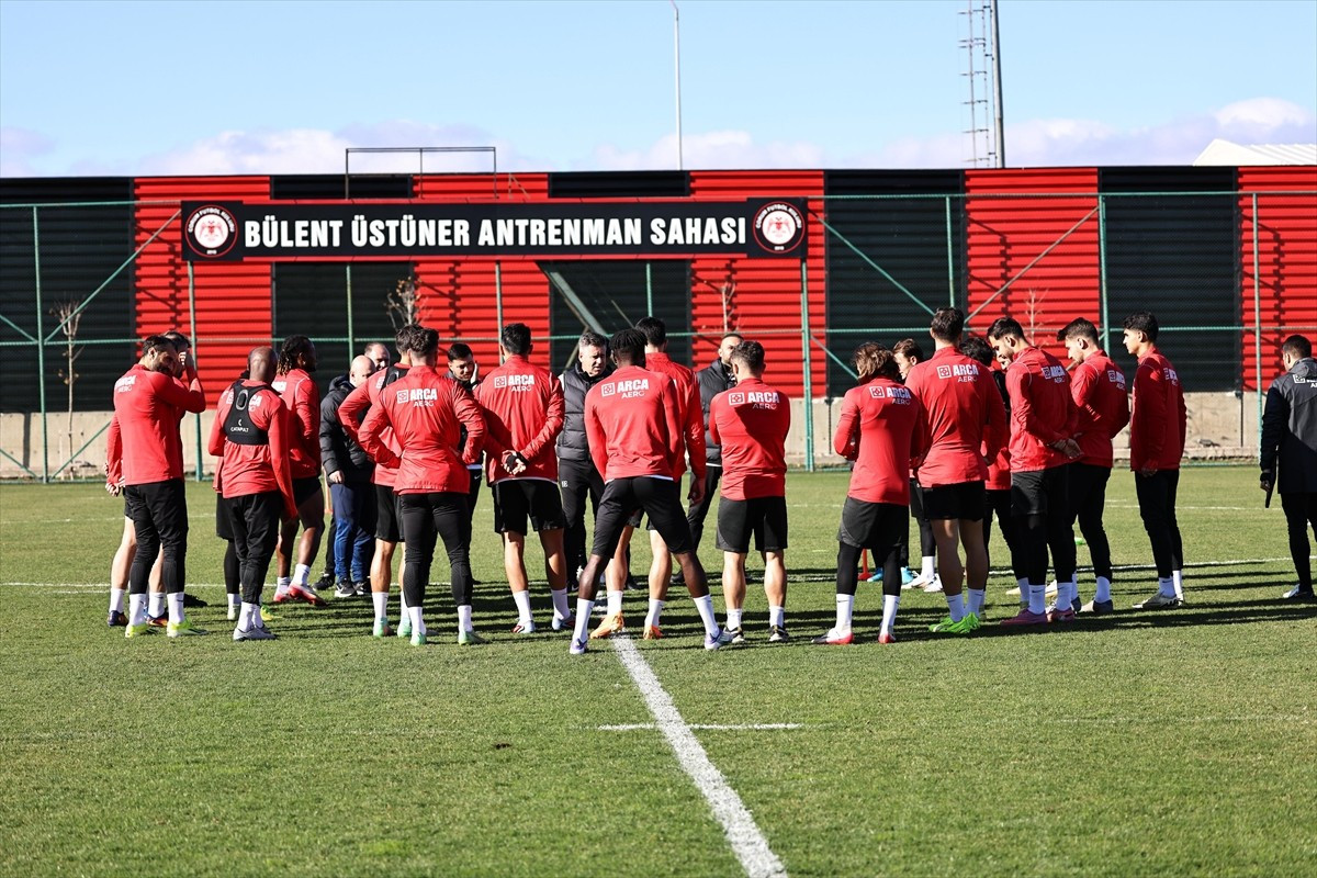 Arca Çorum FK, Trendyol 1. Lig'in 18. haftasında evinde Sakaryaspor ile oynayacağı karşılaşmanın...