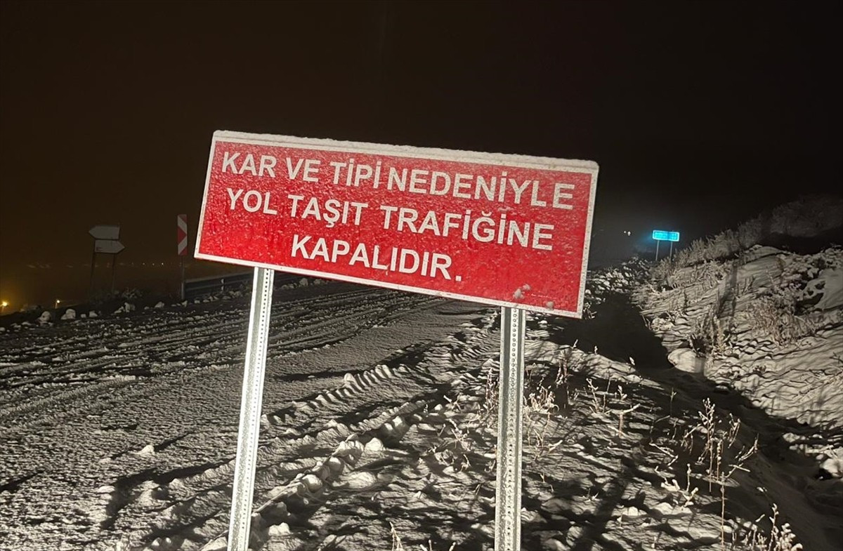 Ardahan-Ardanuç kara yolu kar yağışının etkili olmasıyla kış boyunca ulaşıma kapatıldı. Ekipler...