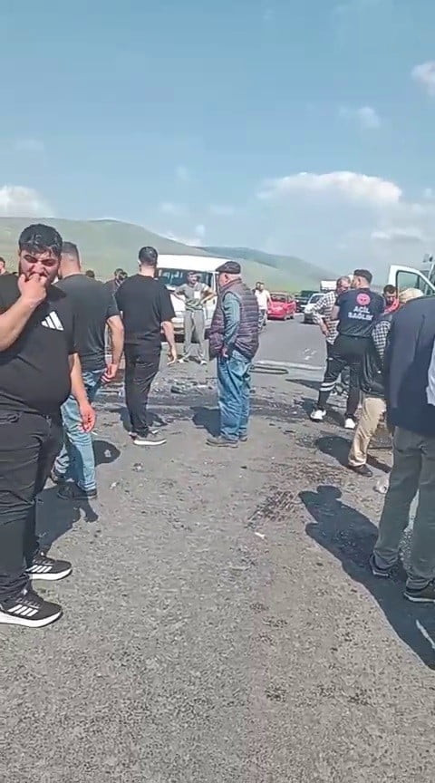 ARDAHAN-ARTVİN KARAYOLUNDA MEYDANA GELEN TRAFİK KAZASINDA İLK BELİRLEMELERE GÖRE 6 KİŞİ...