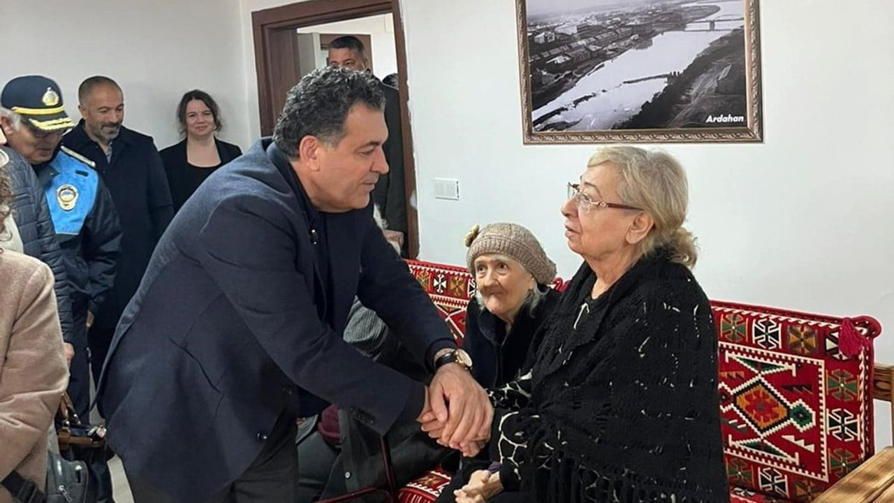 Ardahan Belediye Başkanı Demir Huzurevini Ziyaret Etti