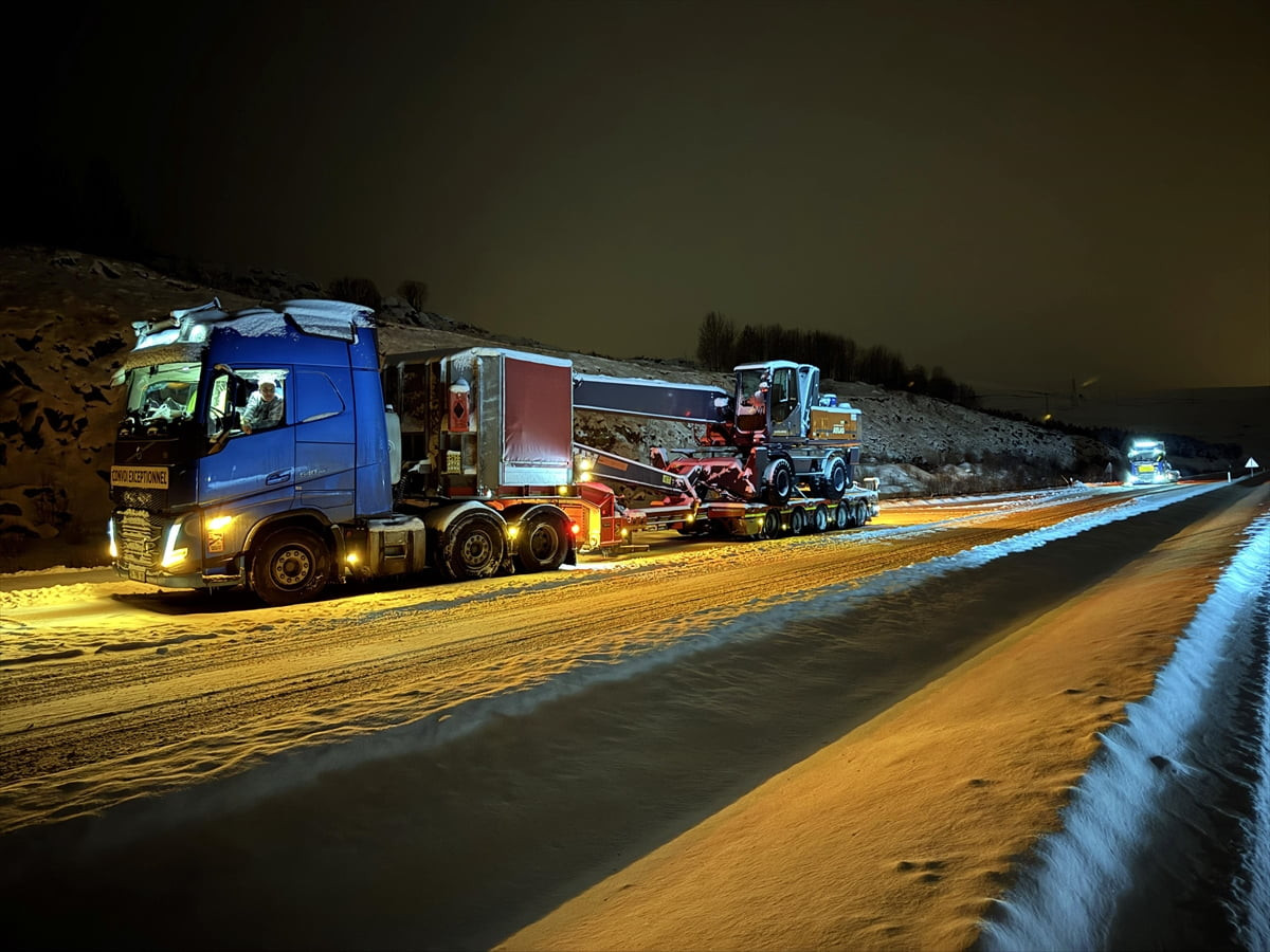 Ardahan-Çıldır kara yolunda olumsuz hava koşulları nedeniyle bazı tırlar yolda kaldı.