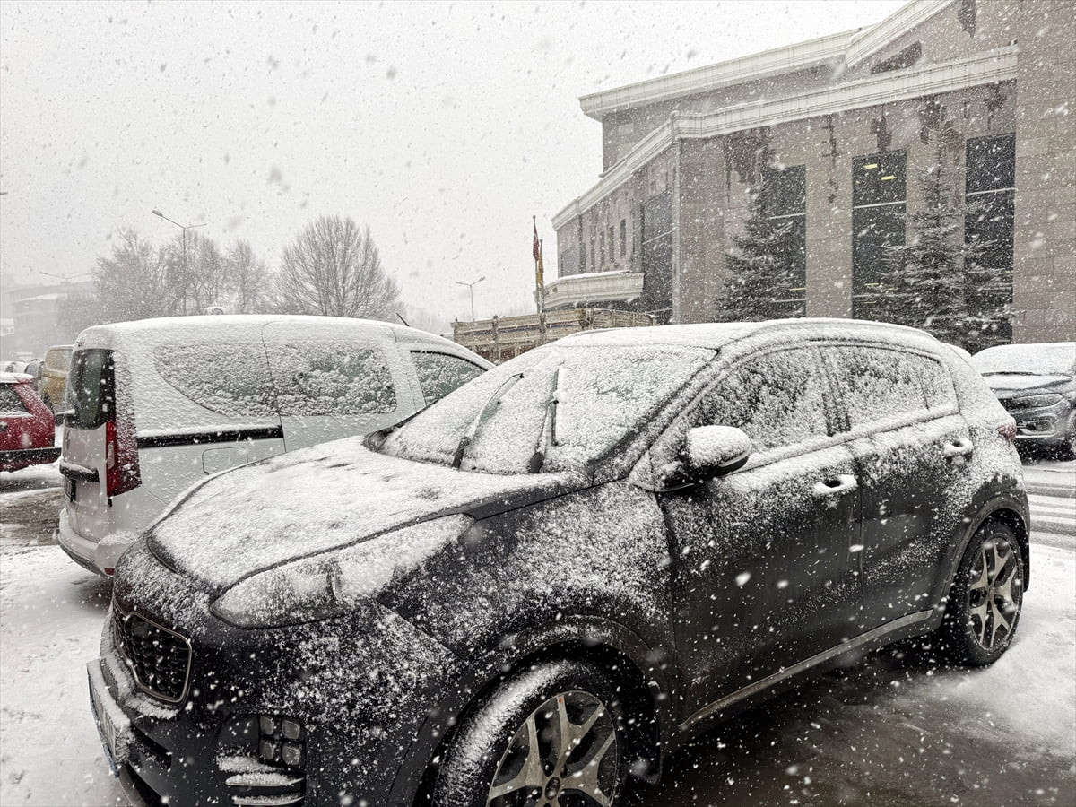 Ardahan genelinde kar yağışı etkili olmaya başladı.