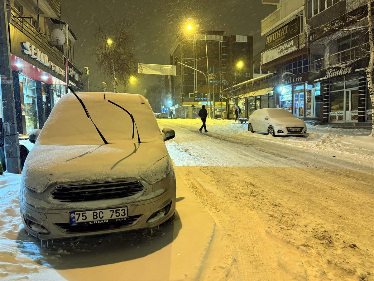 Ardahan genelinde kar yağışı etkisini sürdürüyor. Kent merkezi ve ilçelerde sabah saatlerinde...