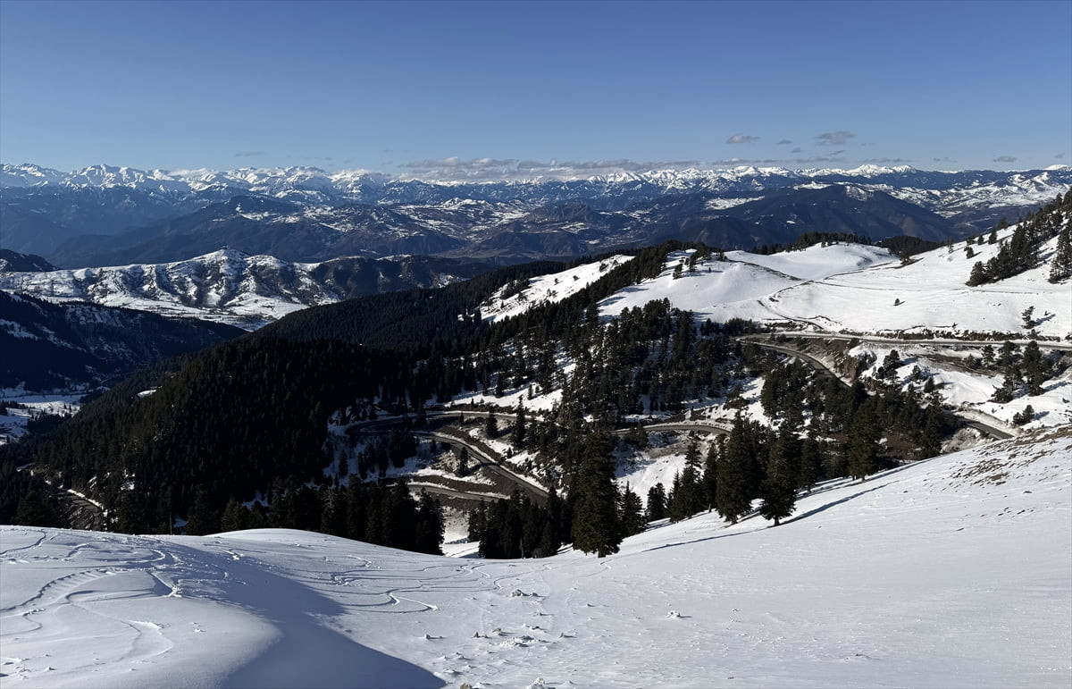 Ardahan ile Artvin arasındaki tepeler, kar yağışıyla beyaza büründü.