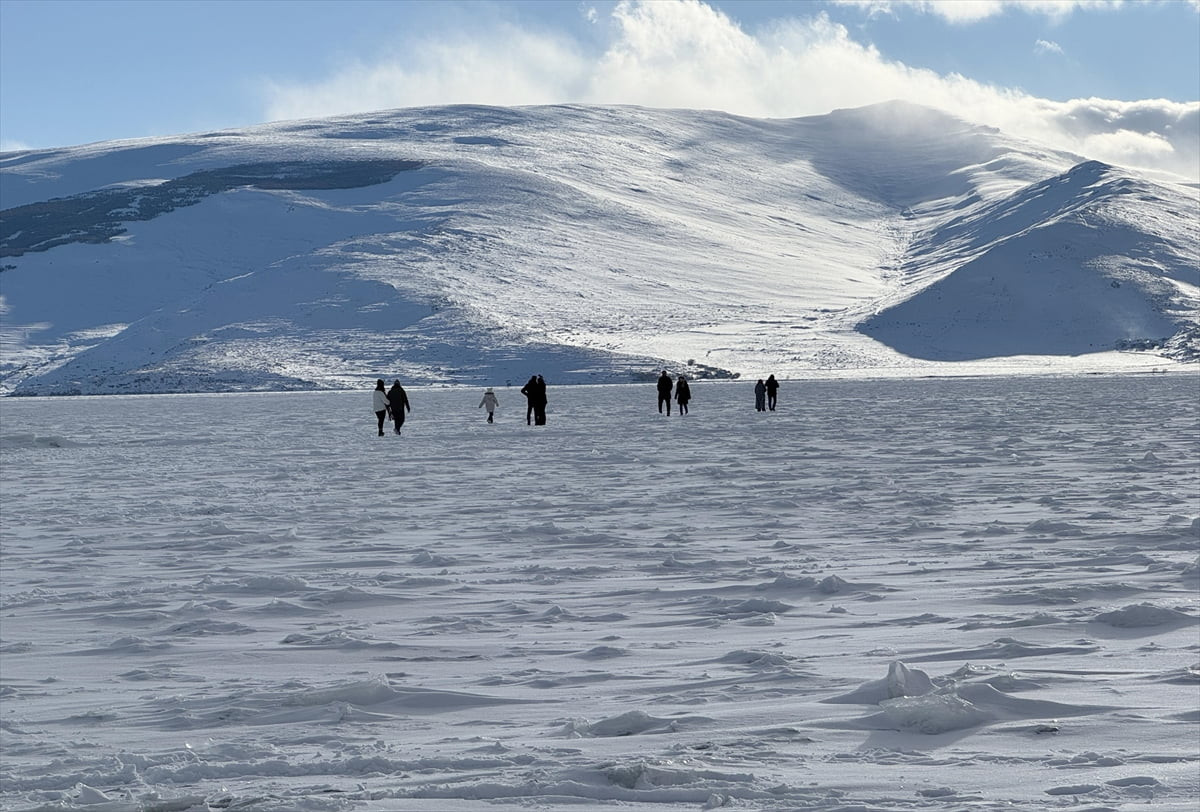 Ardahan ile Kars arasındaki yüzeyi tamamen donan Çıldır Gölü'nde hafta sonu yoğunluğu...