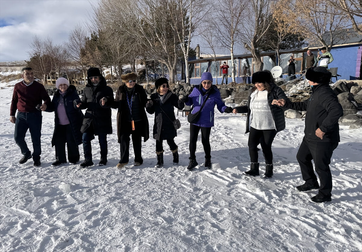 Ardahan-Kars sınırında yer alan buzla kaplı Çıldır Gölü'nü ziyaret eden turistler, atlı kızak...