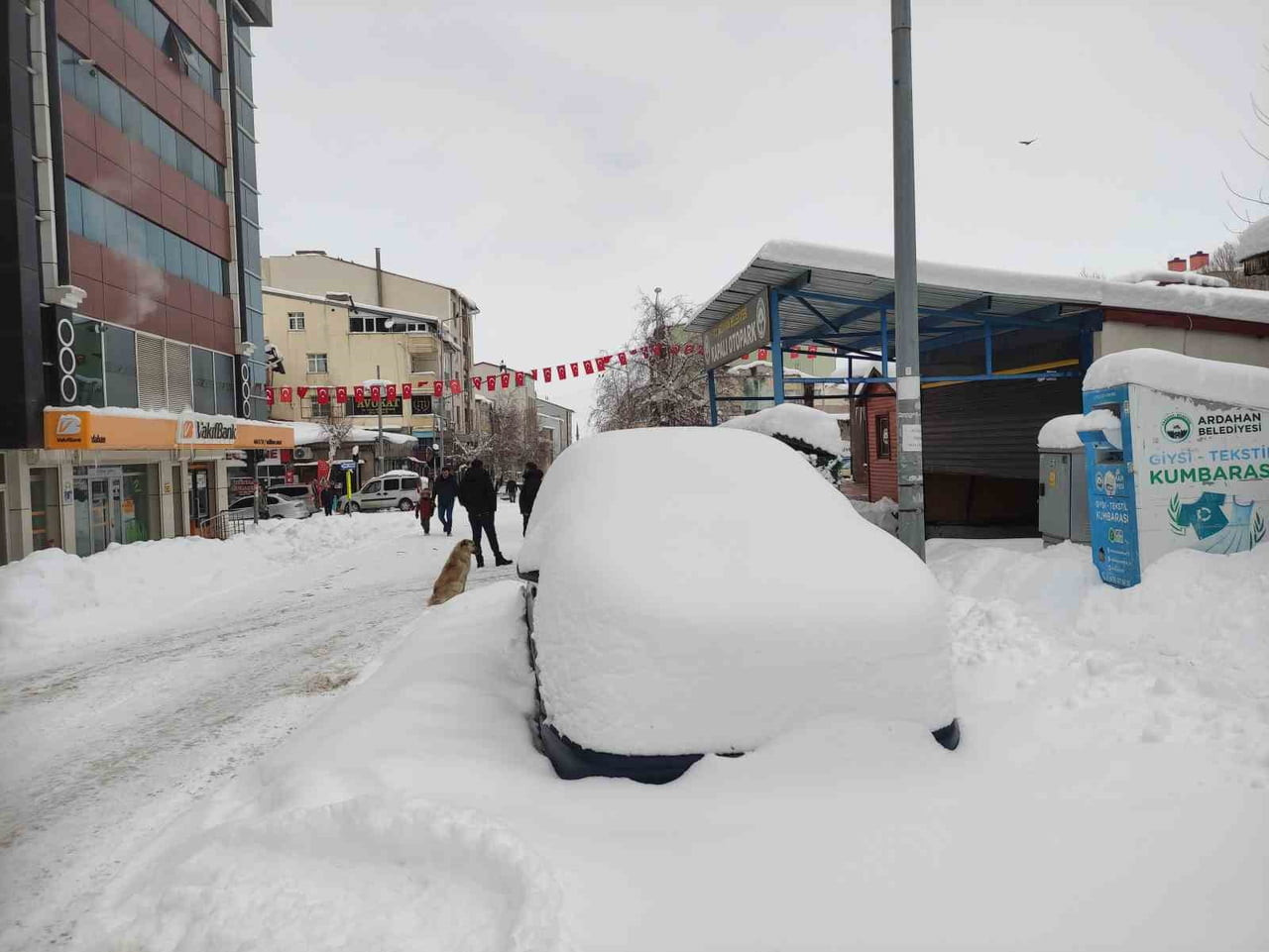 ARDAHAN KENT MERKEZİ NİSAN AYINDA ETKİLİ OLAN KAR YAĞIŞIYLA BEYAZA BÜRÜNDÜ.