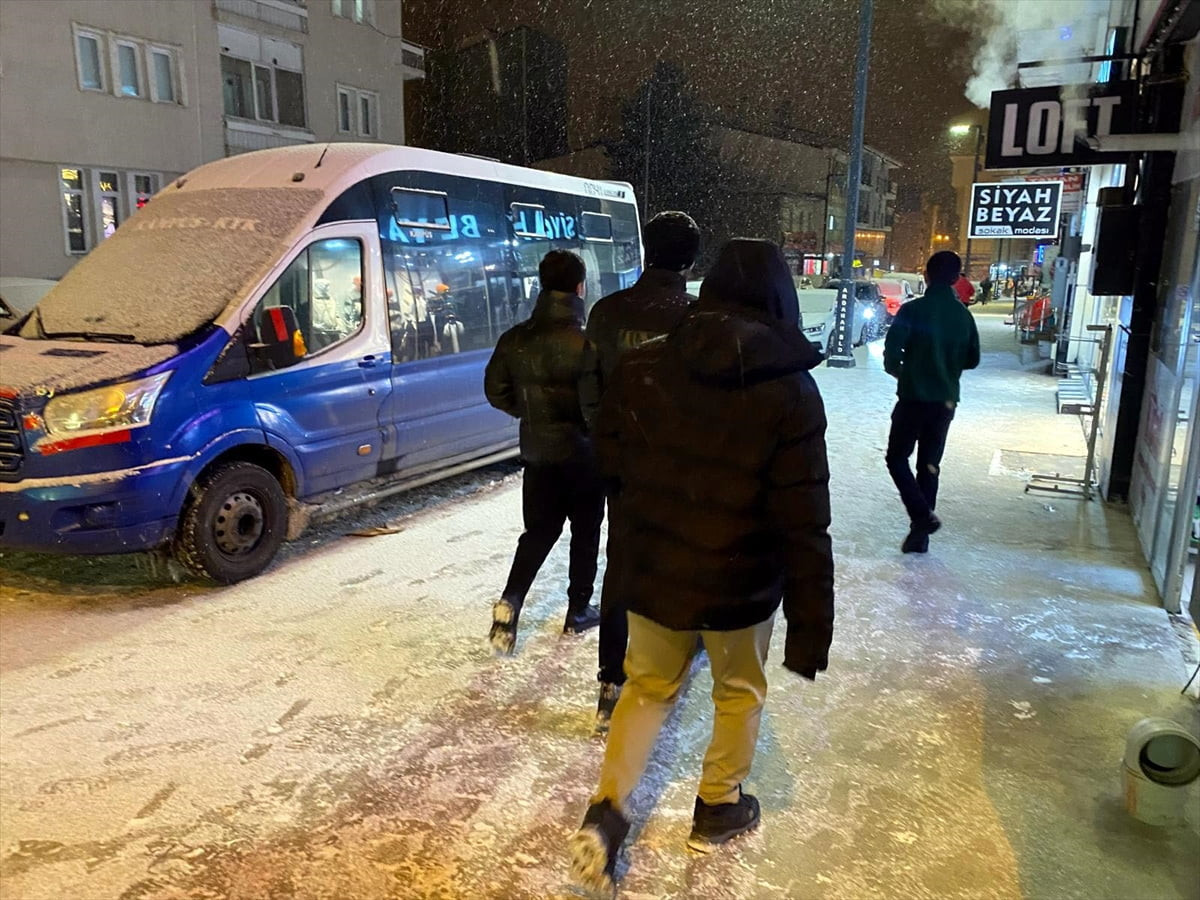 Ardahan kent merkezinde kar yağışı etkili oluyor.