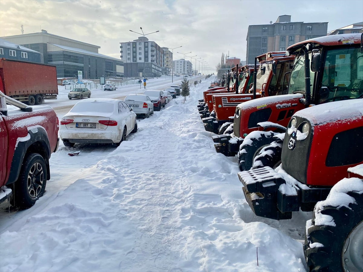 Ardahan kent merkezinde kar yağışı ve soğuk hava etkili oluyor.