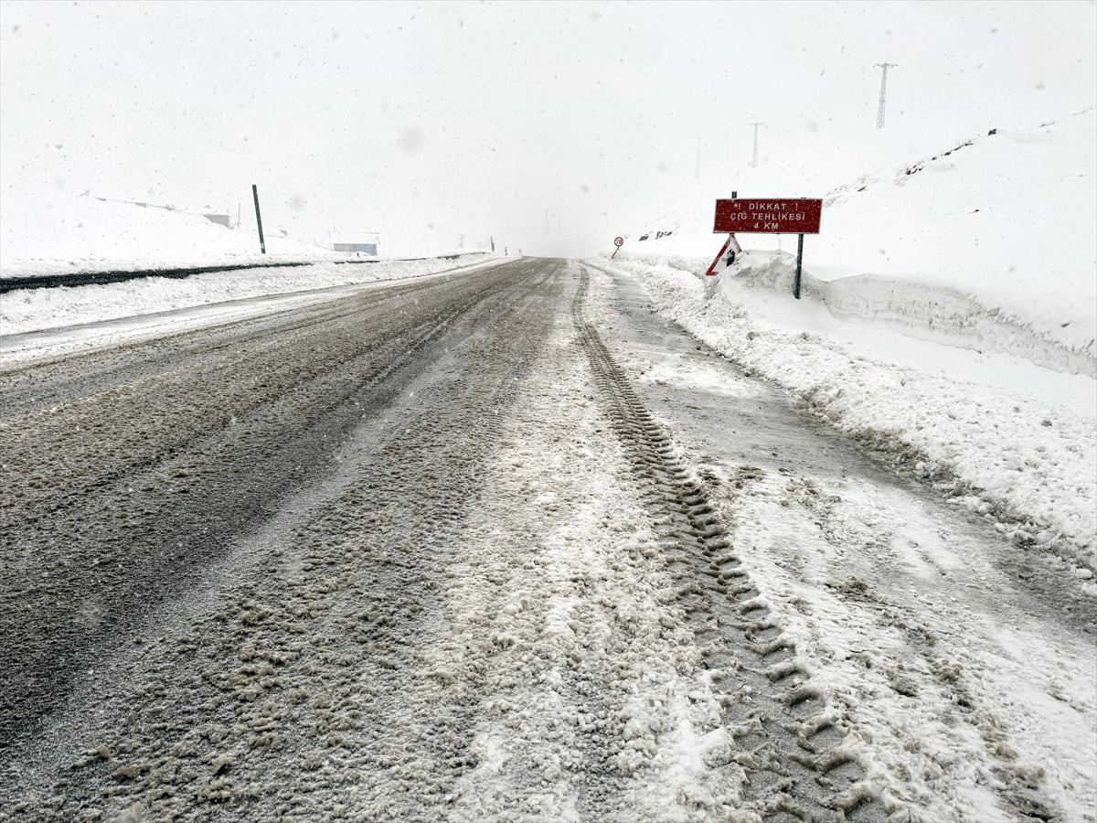 Ardahan-Şavşat kara yoluna düşen çığ, karayolları ekiplerince temizlendi. Yolun Ardahan tarafına...