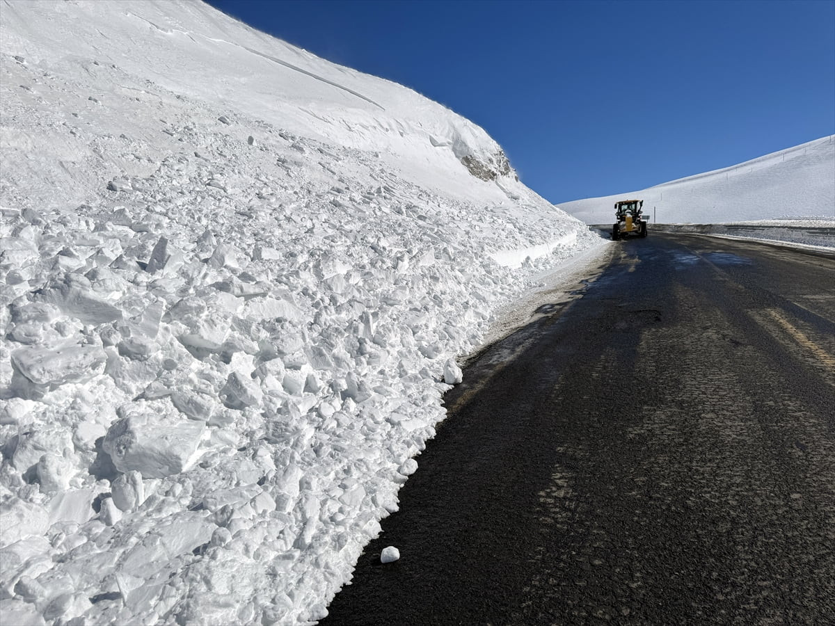 Ardahan-Şavşat kara yoluna düşen çığ temizlendi.
