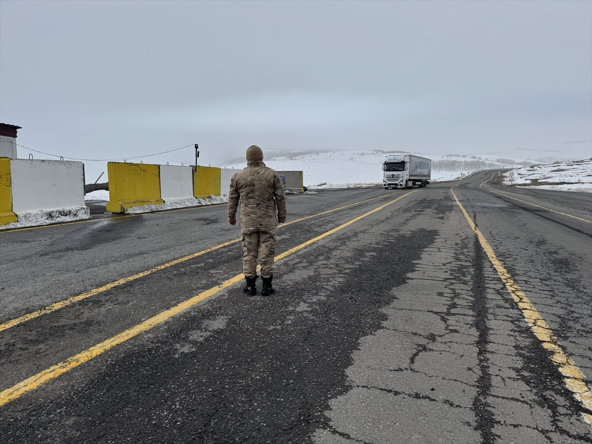 Ardahan-Şavşat kara yolunda kar ve tipi nedeniyle büyük araç geçişine izin verilmiyor. Yokuşdibi...