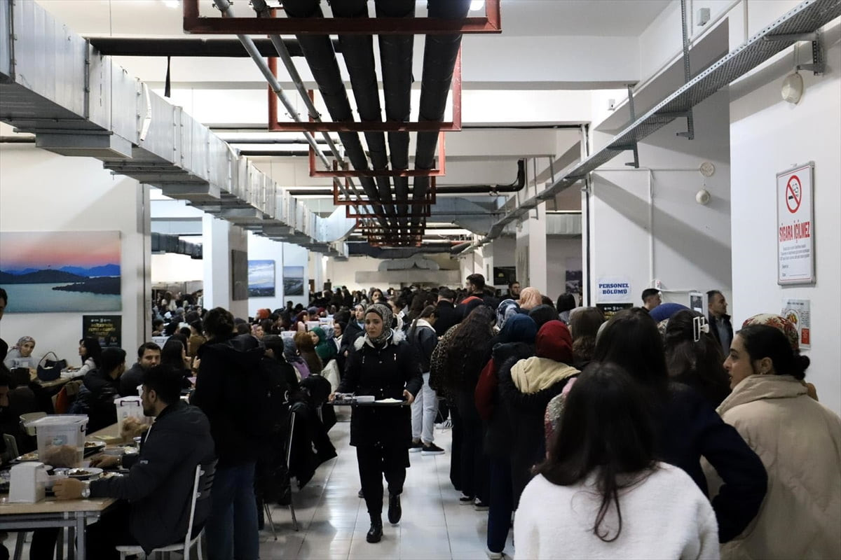 Ardahan Üniversitesi'nde ramazan ayı dolayısıyla öğrencilerin katılımıyla iftar programları...