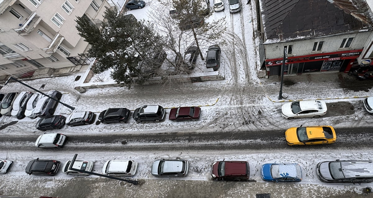 Ardahan'da aralıklarla devam eden yağış nedeniyle yollar ve park halindeki araçlar karla kaplandı....