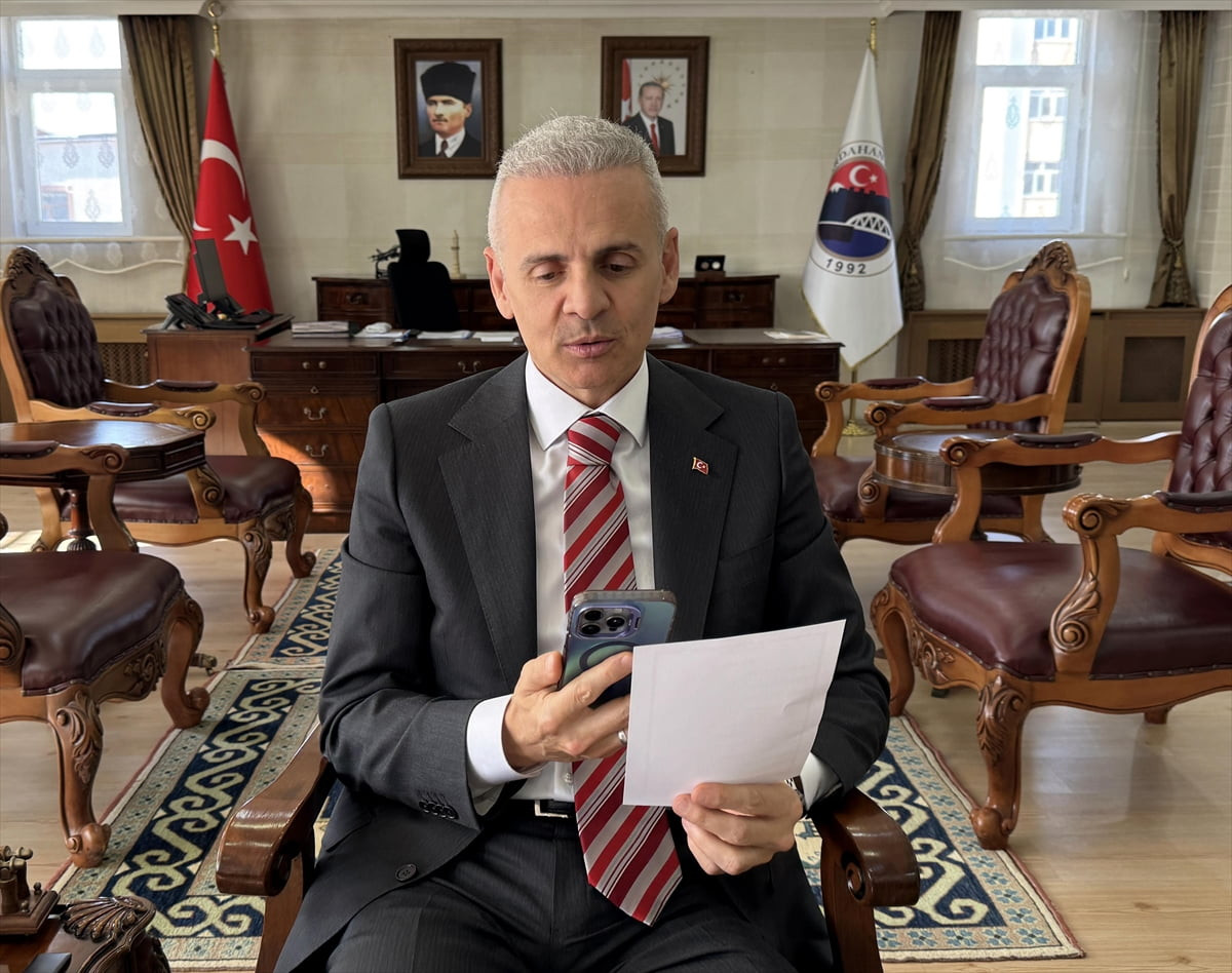 Ardahan'da bebek sahibi çiftleri her gün tek tek arayıp tebrik eden Vali Mehmet Fatih Çiçekli...