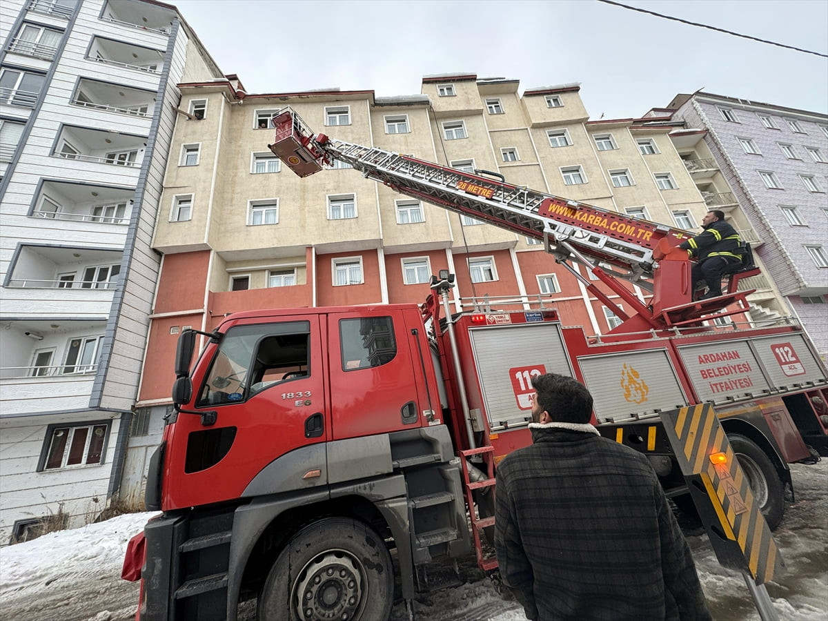 Ardahan'da bina çatısında iki gündür mahsur kalan kedi, itfaiye ekiplerince kurtarıldı.
