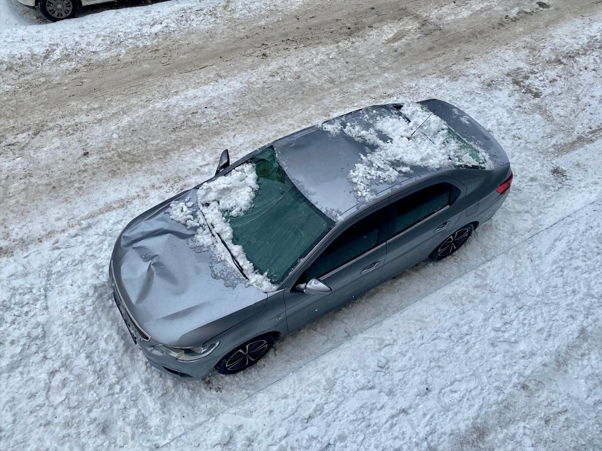 Ardahan'da çatıdan üzerine kar ve buz kütlesi düşen otomobilde hasar meydana geldi.