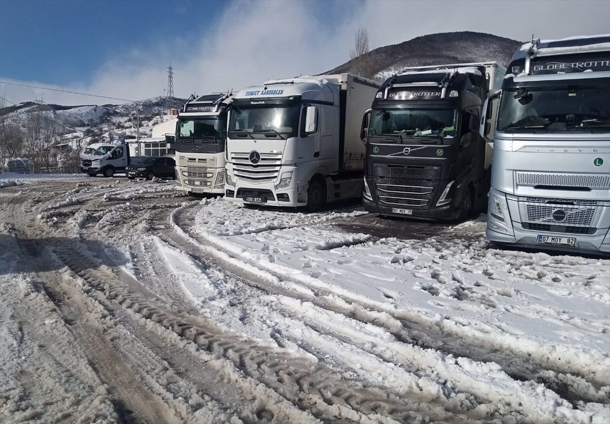 Ardahan'da çok sayıda tır şoförü, dün kar ve tipi nedeniyle tır geçişine kapatılan...