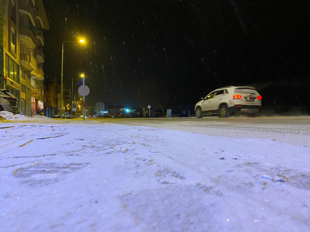 Ardahan'da etkili olan kar, il merkezini beyaza bürüdü.