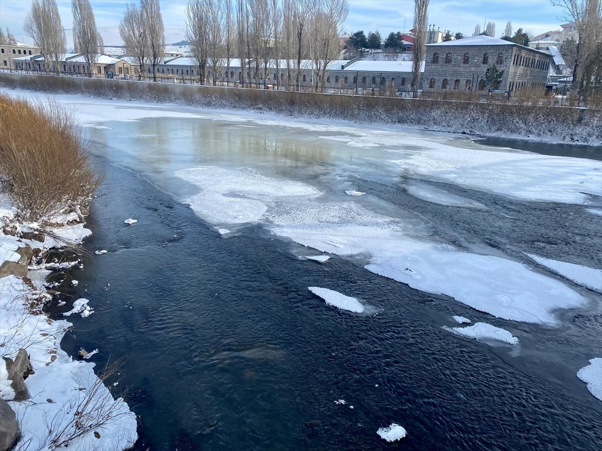 Ardahan'da etkisini sürdüren soğuk hava nedeniyle akarsuların yüzeyinde buzlanma oluştu.
