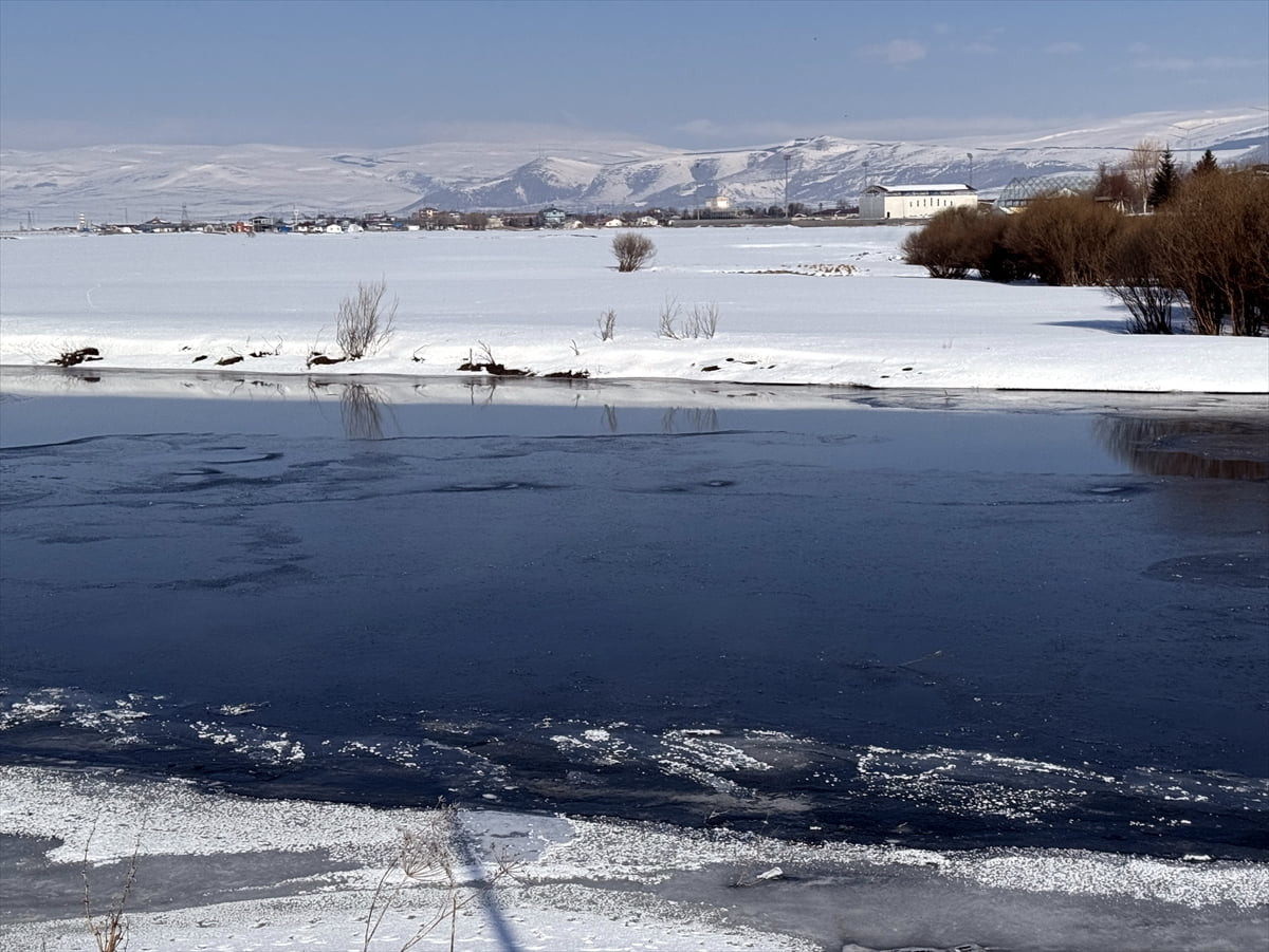 Ardahan'da etkisini sürdüren soğuk hava nedeniyle bazı akarsuların yüzeyinde buzlanma oluştu.