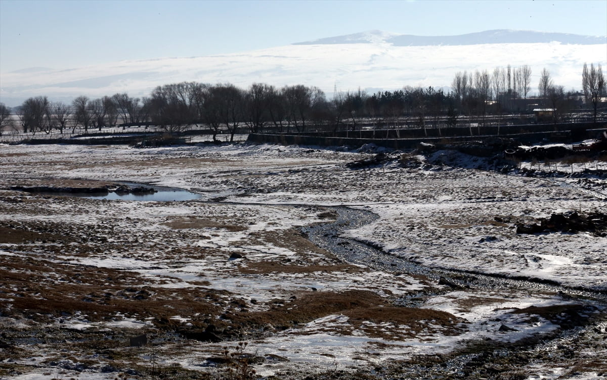 Ardahan'da, gece sıfırın altında 13 dereceye düşen sıcaklık nedeniyle buzlanma oluştu. Kentteki...