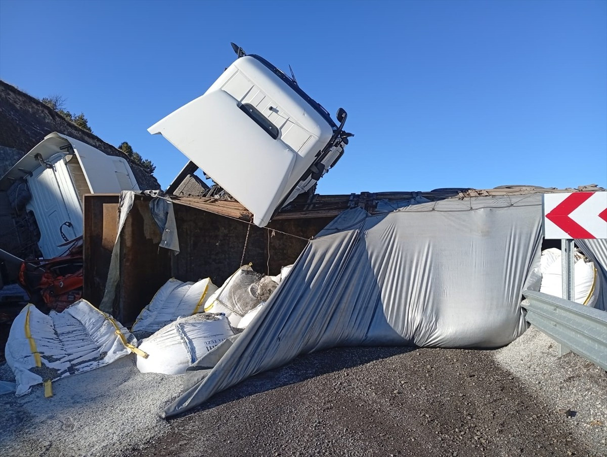 Ardahan'da iki tır ve otomobil çarpıştı, kaza yerine sağlık, itfaiye ve jandarma ekibi sevk...