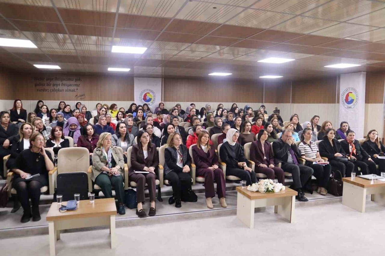 ARDAHAN'DA KADIN GİRİŞİMCİLİĞİ ZİRVESİNE YOĞUN İLGİ. (OLGUN YILDIZ/ARDAHAN-İHA)