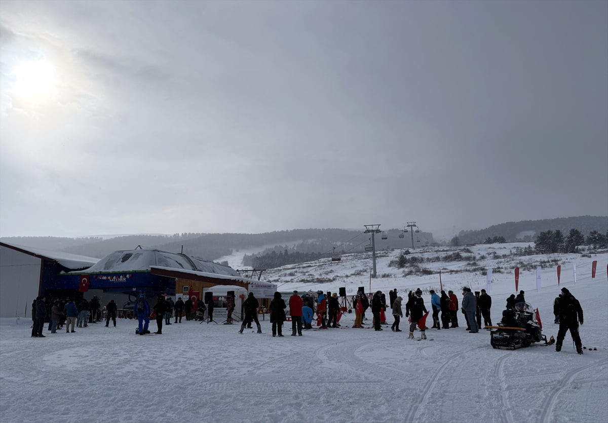 Ardahan'da kar kalınlığının yeterli seviyeye ulaşmasıyla Yalnızçam Kayak Merkezi'nde sezon...