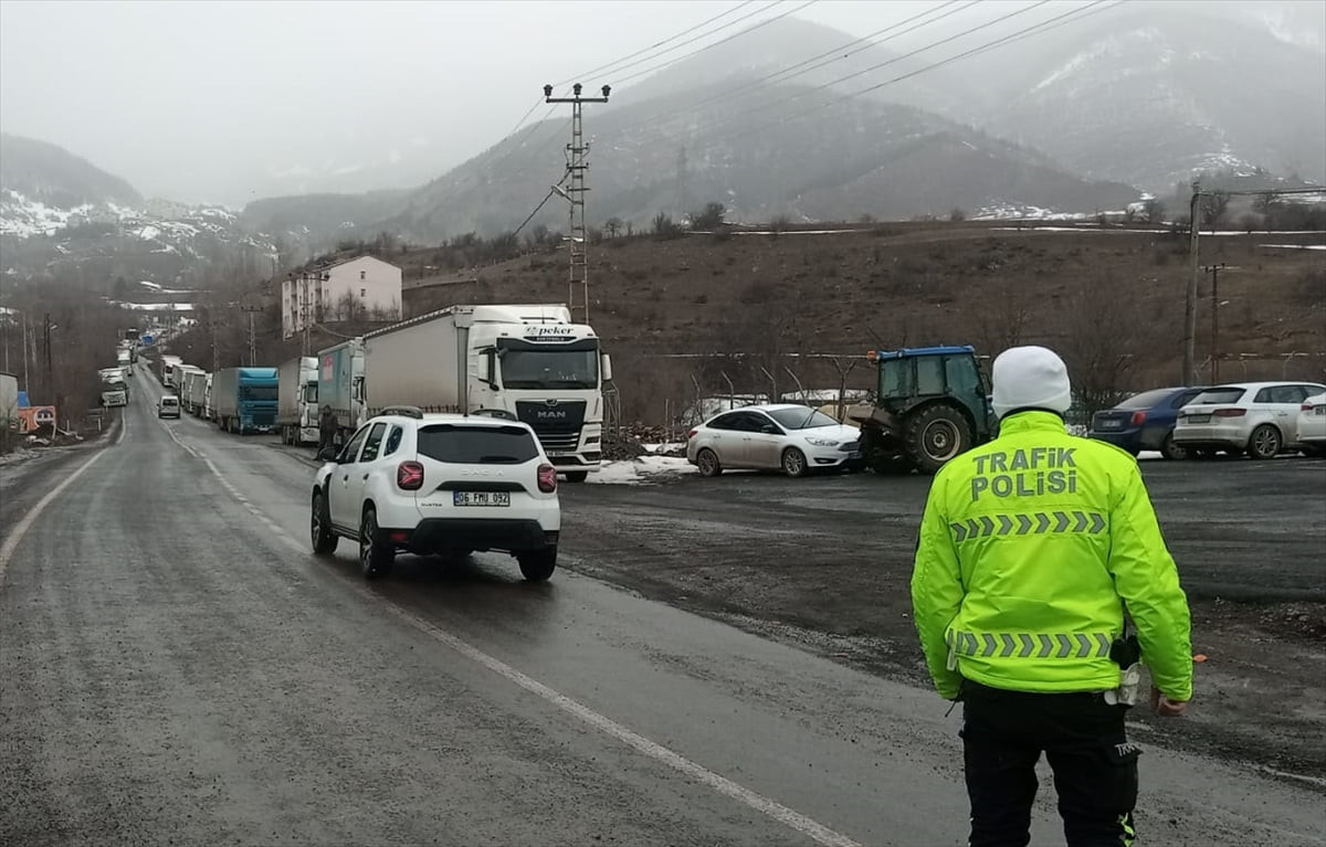 Ardahan'da kar nedeniyle tır geçişine kapatılan Türkgözü-Posof-Damal kara yolunda ulaşım normale...