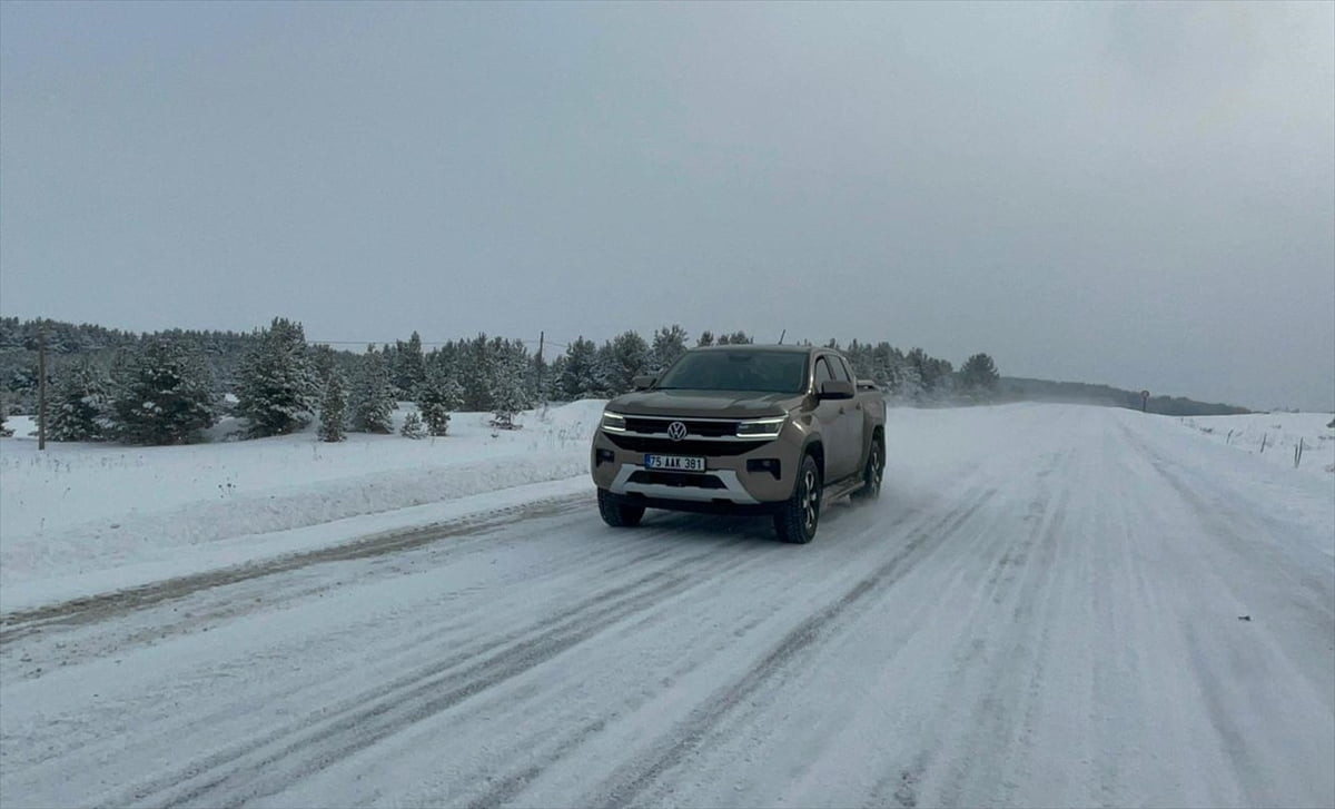 Ardahan'da kar ve tipi nedeniyle dün zincirsiz ağır tonajlı araç geçişine kapatılan...