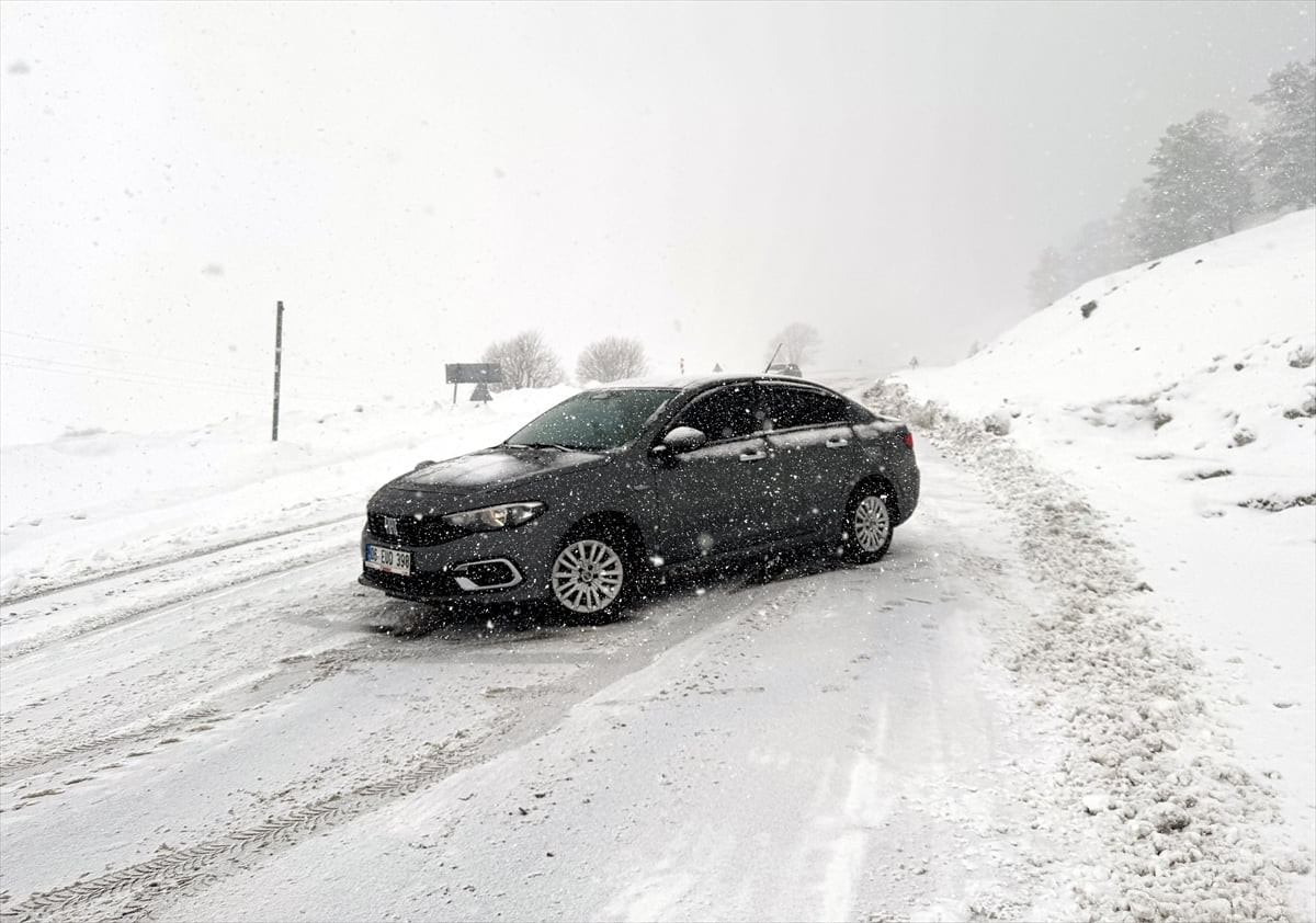 Ardahan'da kar ve tipi nedeniyle yolda mahsur kalan 3 araç, Karayolları ekiplerince kurtarıldı.