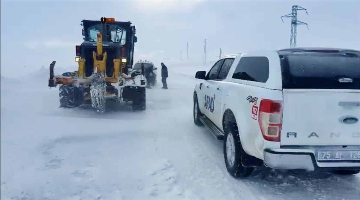 Ardahan'da kar ve tipi nedeniyle yolda mahsur kalan 6 araç kurtarıldı