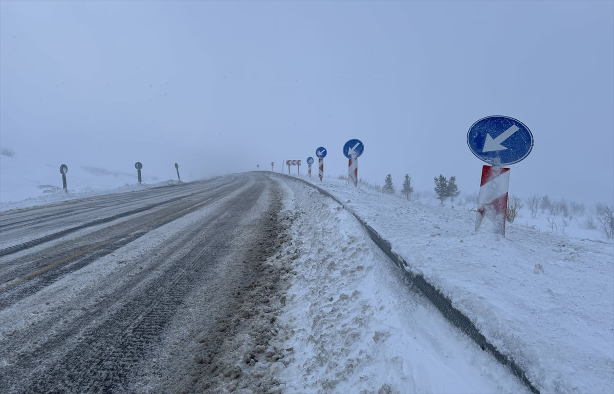 Ardahan'da kar ve yoğun tipi, ulaşımda aksamalara neden oluyor.