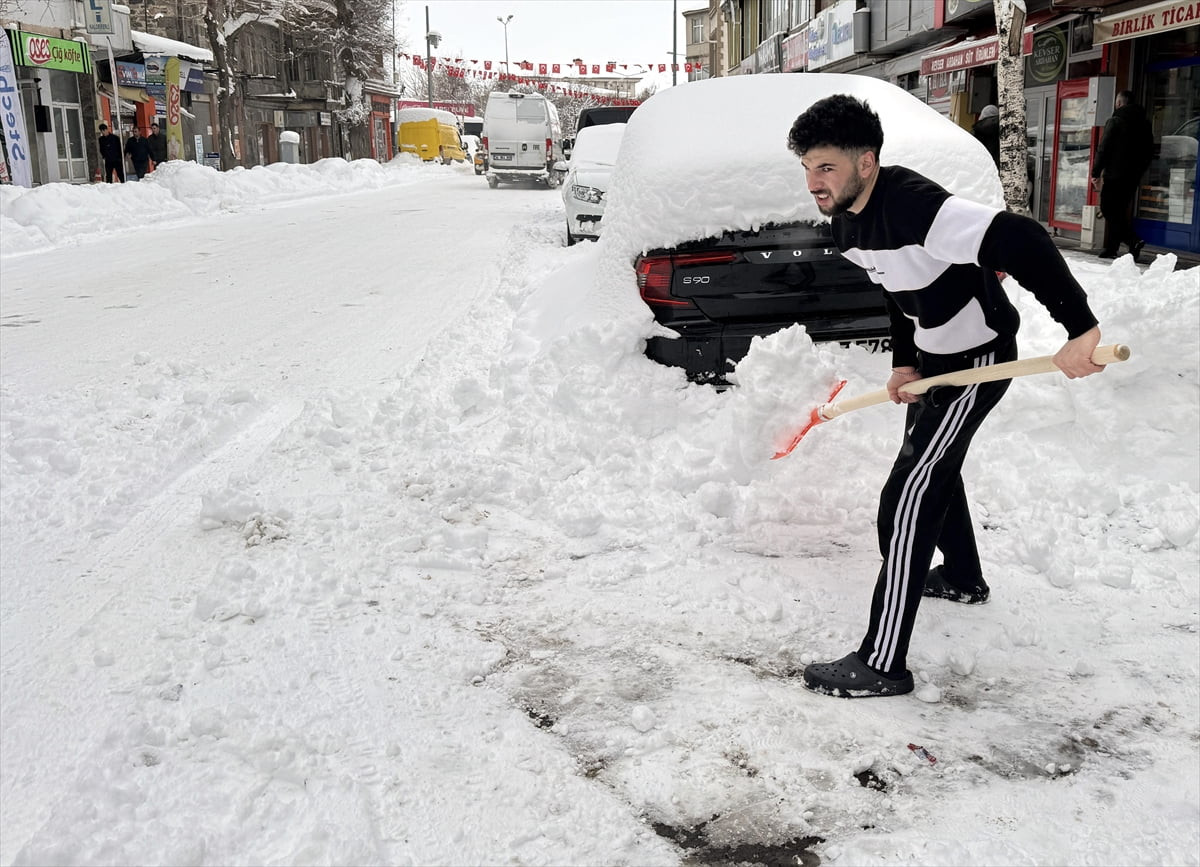 Ardahan'da kar yağışı etkili oldu. Bazı vatandaşlar, ev ve iş yerlerinin önünde biriken karları...