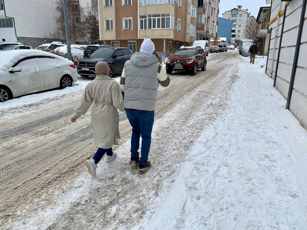 Ardahan'da kar yağışı etkili oldu. Yollar ve park halindeki araçlar karla kaplandı.