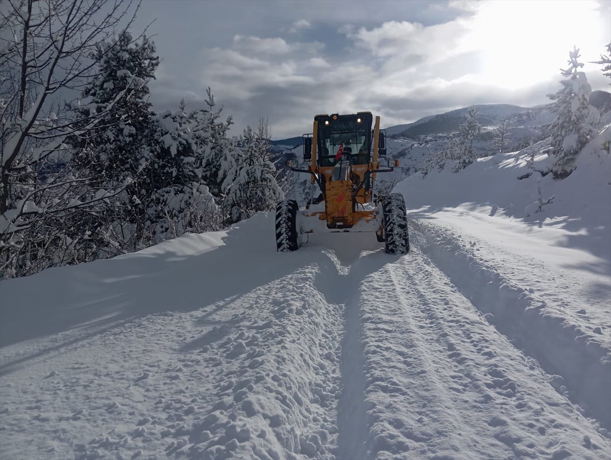 Ardahan'da kar yağışı ve tipi nedeniyle ulaşıma kapanan 4 köy yolunda ulaşım yeniden sağlanmaya...
