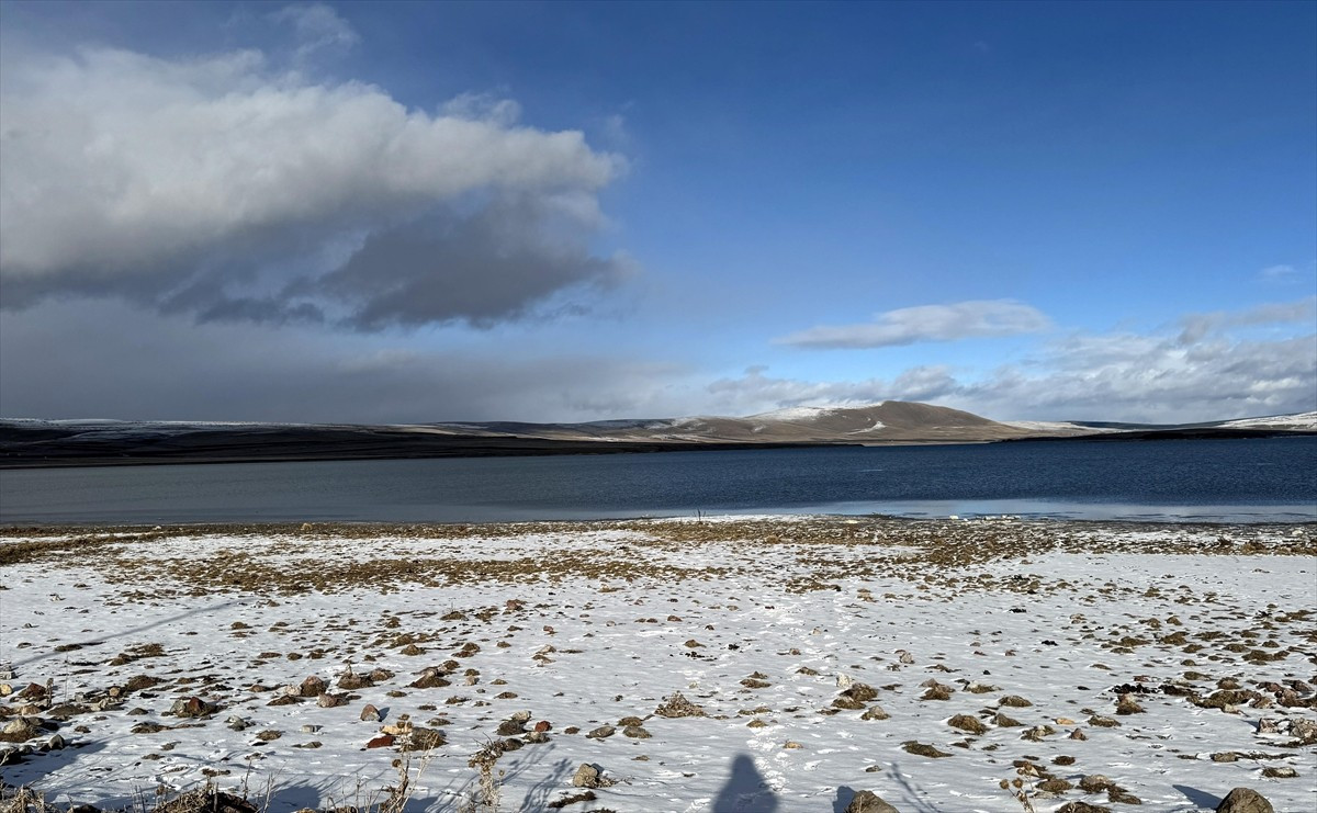 Ardahan'da kar yağışının etkisiyle Aktaş Gölü'nün çevresi karla kaplandı.