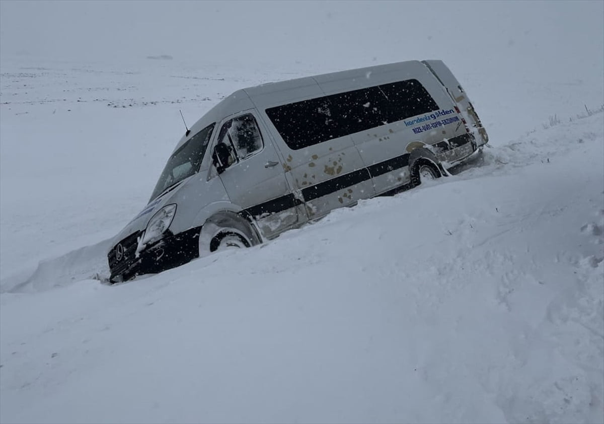Ardahan'da kara saplanan minibüsteki yolcuları jandarma ekipleri kurtardı.