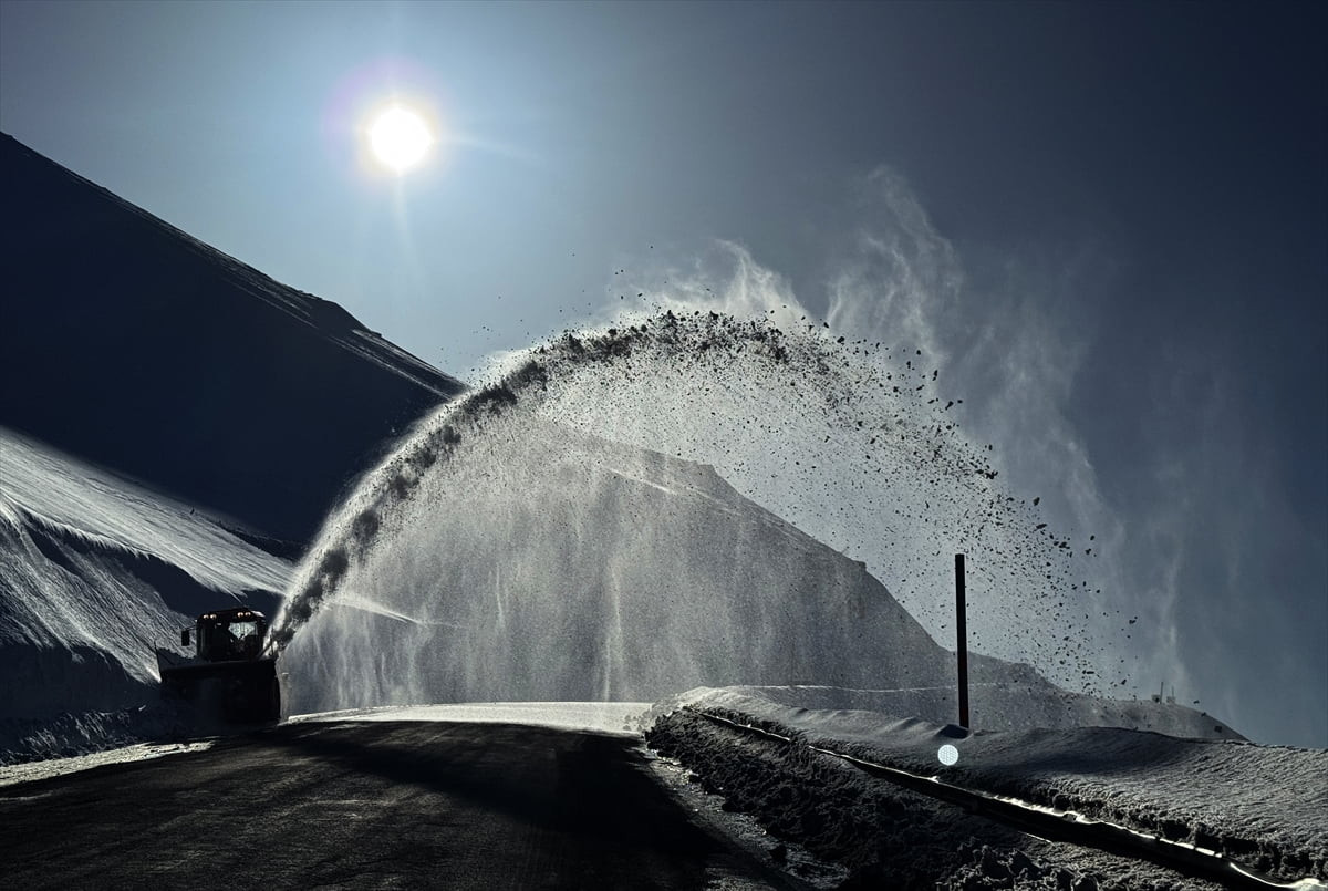 Ardahan'da kara yollarında karla mücadele çalışmaları devam ediyor.