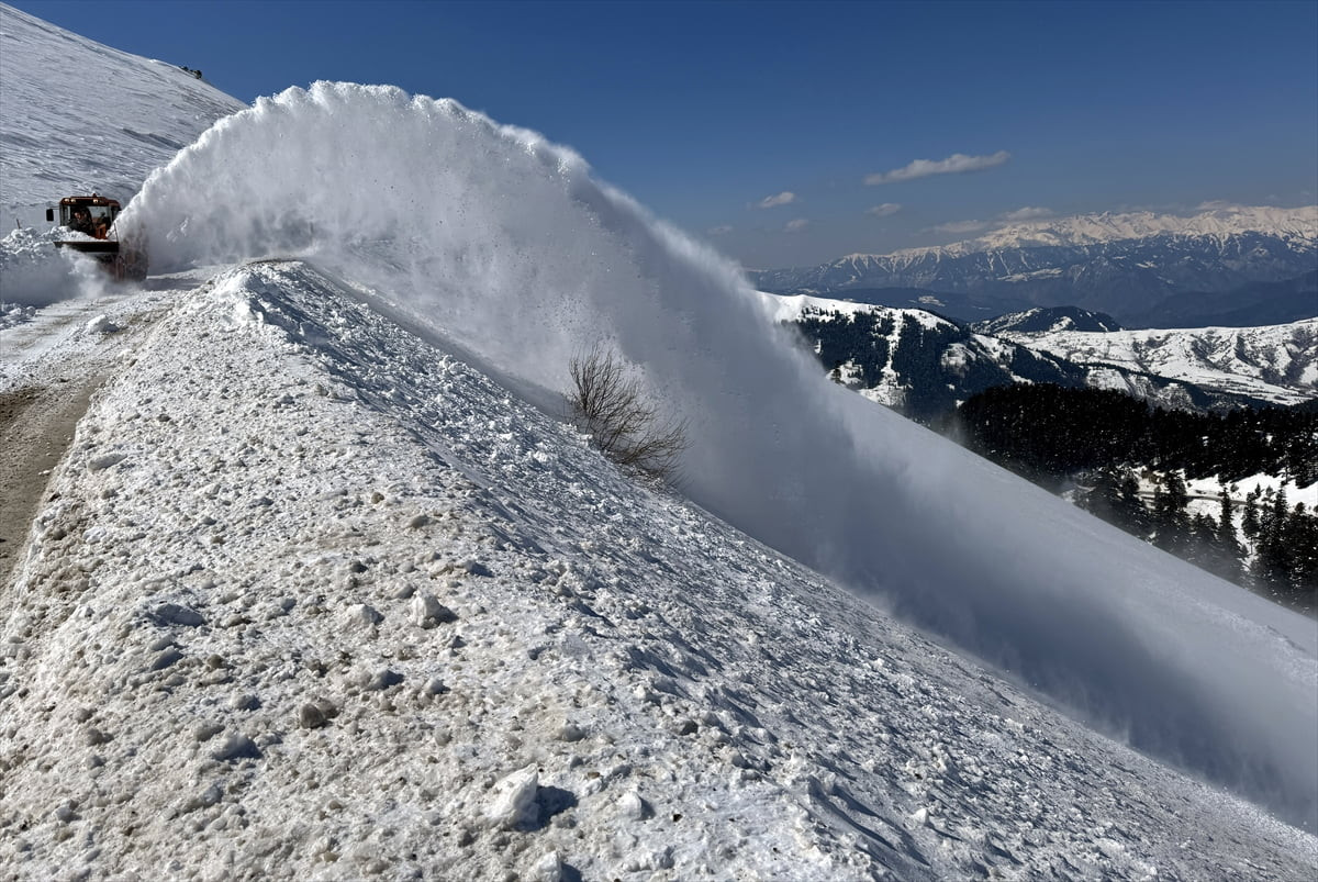 Ardahan'da kara yollarında karla mücadele çalışmaları devam ediyor.