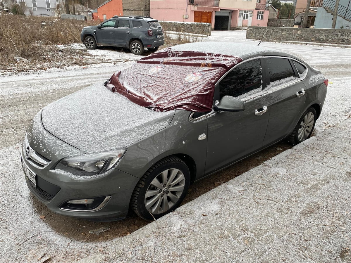 Ardahan'da kısa süreli kar yağışı etkili oldu. Bazı vatandaşlar araçlarının üzerini örterek...