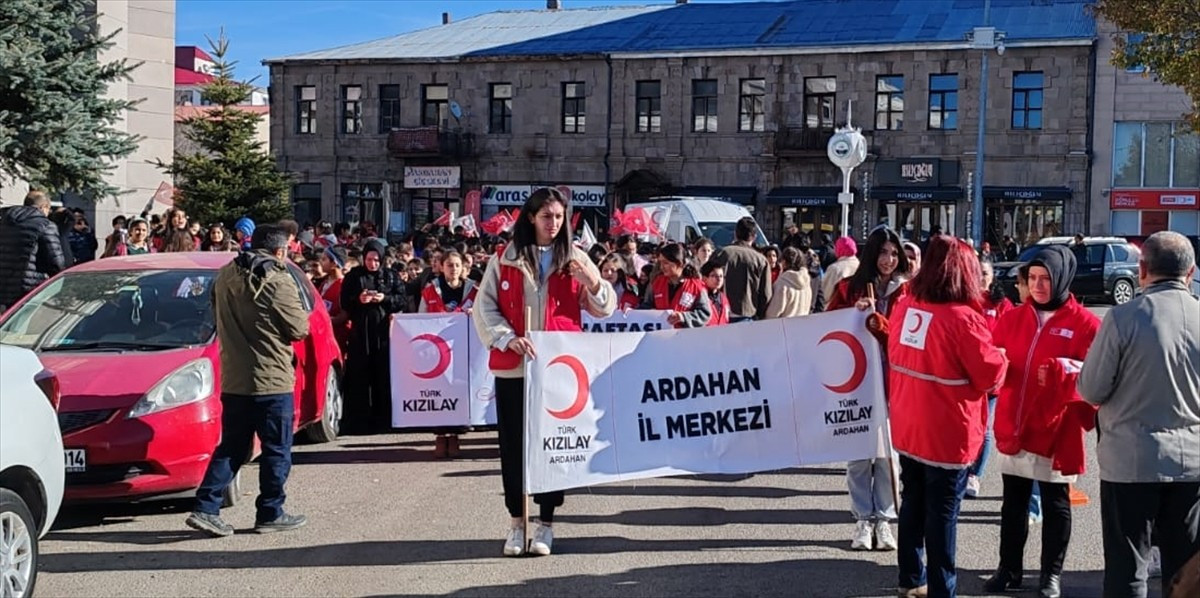 Ardahan'da Kızılay Haftası kapsamında farkındalık oluşturmak amacıyla çocuklarla yürüyüş etkinliği...