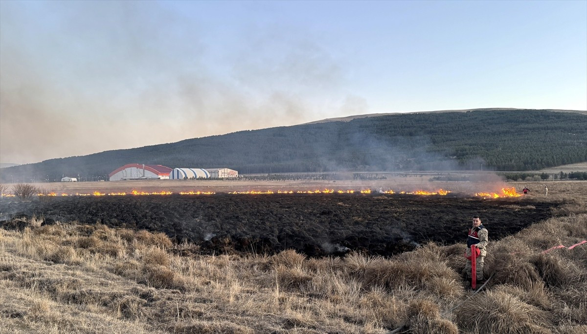 Ardahan'da Putka Gölü sazlığında çıkan yangına itfaiye ekiplerince müdahale ediliyor.
