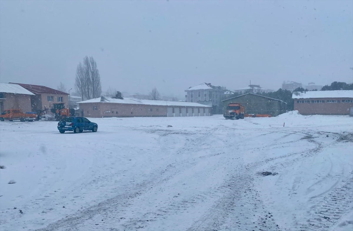 Ardahan'da sabah saatlerinde başlayan kar, etrafı beyaza bürüdü.