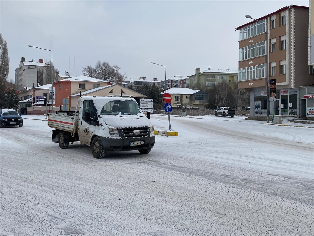 Ardahan'da sabah saatlerinde kar yağışı etkili oldu.