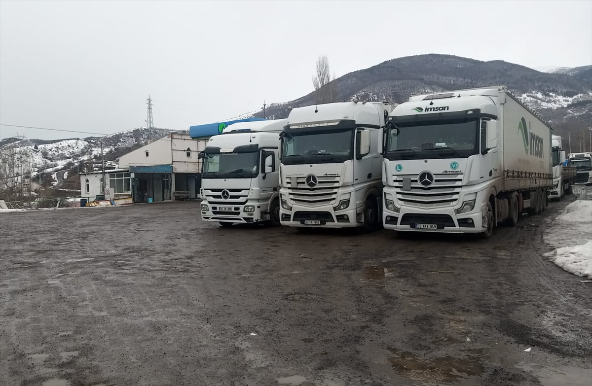 Ardahan'da, Türkgözü-Posof-Damal kara yolunda kar ve tipi nedeniyle tırların geçişine izin...