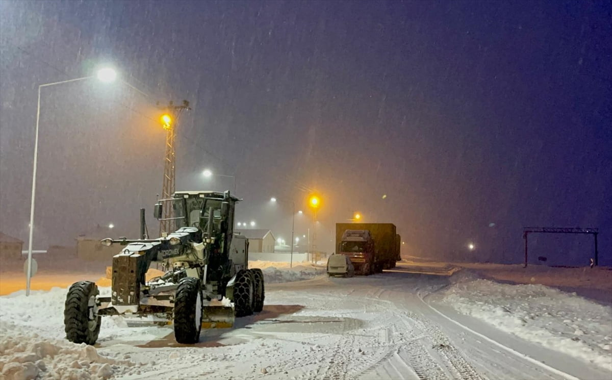 Ardahan'da, Türkgözü-Posof-Damal kara yolunda, kar ve yoğun tipi nedeniyle zincirsiz ağır tonajlı...