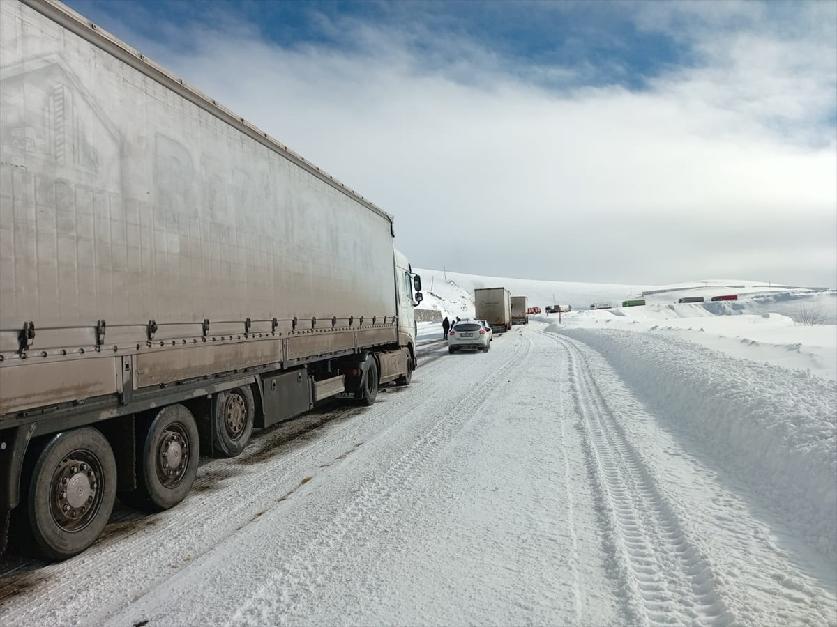 Ardahan'da Türkgözü-Posof-Damal kara yolunda kar yağışının neden olduğu buzlanmadan dolayı 11 tır...